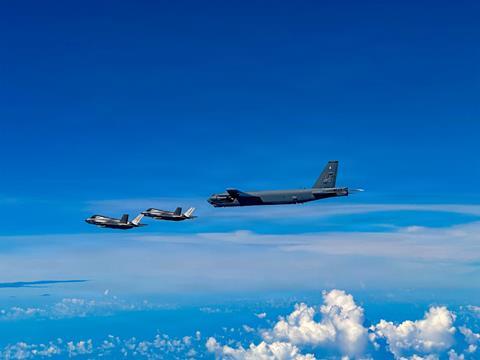 Des F-35 escortent un B-52