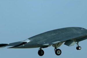 PLAAF publie des images montrant l’avion de combat sans pilote GJ-11 Sharp Sword volant en formation
