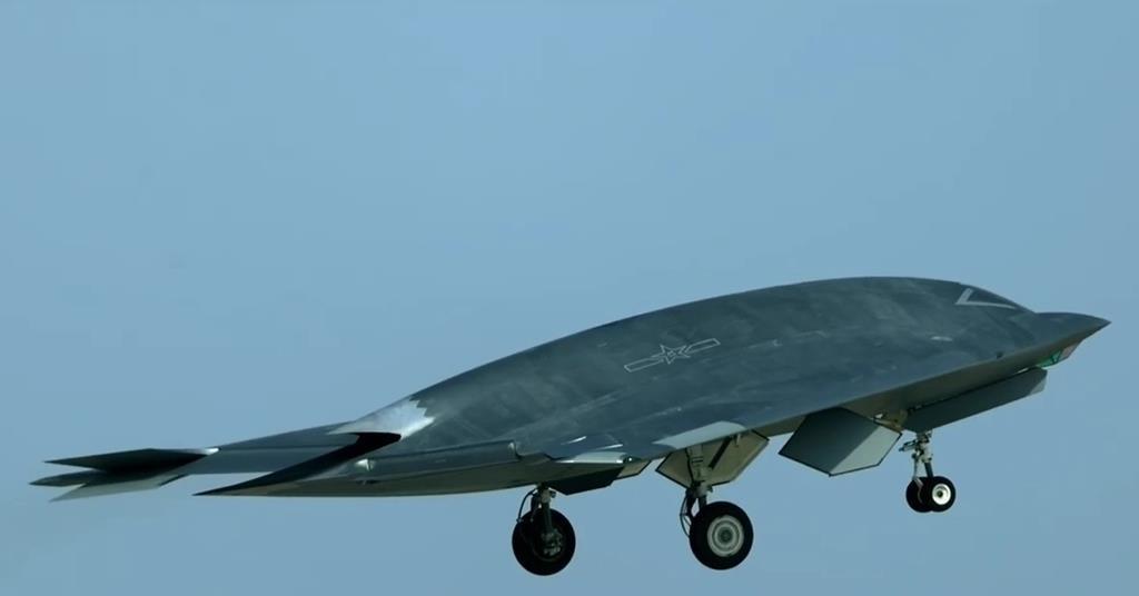 PLAAF publie des images montrant l'avion de combat sans pilote GJ-11 Sharp Sword volant en formation