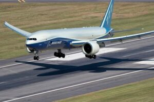 La FAA va exiger des compagnies aériennes qu’elles remplacent les pompes du train d’atterrissage du 777 suite à un incendie dans le puits de roue