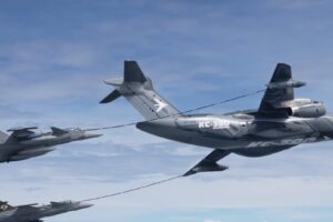 Le KC-390 d’Embraer termine les essais de certification des pétroliers avec les chasseurs brésiliens Gripen E