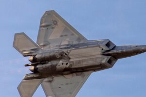 Le F-22 contrôle avec succès l’avion à réaction sans équipage MQ-20 lors d’un vol de démonstration