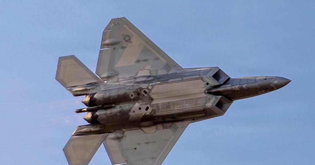 Le F-22 contrôle avec succès l'avion à réaction sans équipage MQ-20 lors d'un vol de démonstration