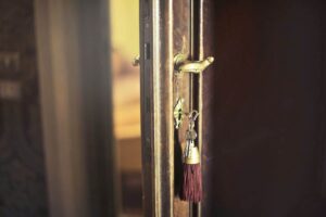 À 69 ans et endettée, elle vit dans son garage: ses locataires squattent depuis un an sans payer un centime