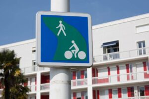 Cyclistes : faut-il absolument descendre au passage piéton ? La réponse sans appel du Code de la route