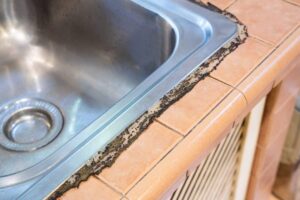 La méthode miracle pour nettoyer les joints de salle de bains sans javel ni vinaigre