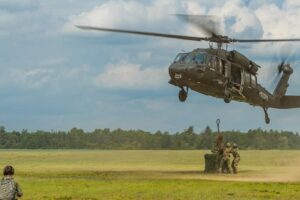 Un soldat de l’armée américaine devient le premier non-aviateur à piloter un démonstrateur autonome UH-60