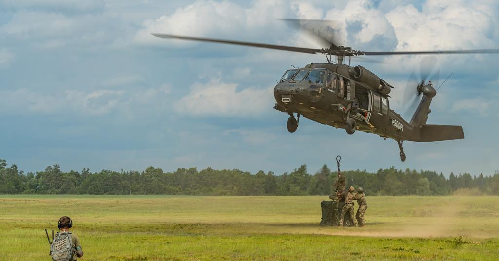 Un soldat de l'armée américaine devient le premier non-aviateur à piloter un démonstrateur autonome UH-60