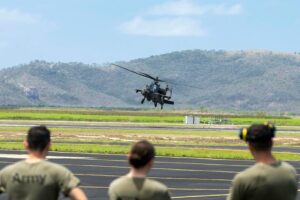 L’armée australienne commence ses opérations aériennes avec des hélicoptères d’attaque AH-64E Apache depuis la base de Townsville