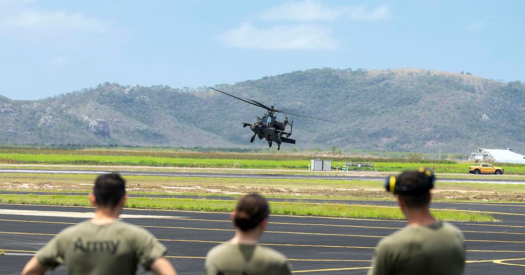 L'armée australienne commence ses opérations aériennes avec des hélicoptères d'attaque AH-64E Apache depuis la base de Townsville