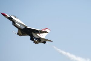 Un pilote des Thunderbirds de l’US Air Force s’éjecte en toute sécurité du crash d’un F-16 lors d’un vol d’entraînement en Californie