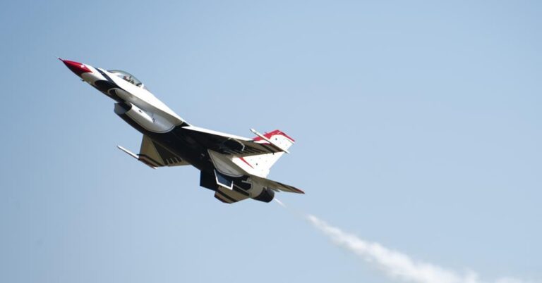 Un pilote des Thunderbirds de l'US Air Force s'éjecte en toute sécurité du crash d'un F-16 lors d'un vol d'entraînement en Californie


