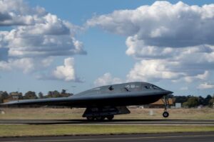 Le bombardier furtif B-2 endommagé revient au front après quatre ans de réparation suite à l’effondrement du train d’atterrissage