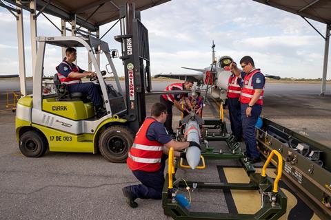 Brésil Chargement du missile Meteor Gripen E F-39E c FAB
