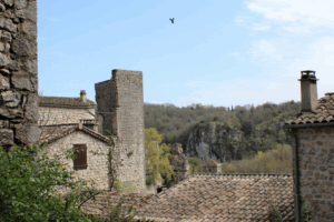 Ras-le-bol sans précédent en Ardèche : dans ce village, les pancartes « Touristes dehors » se multiplient