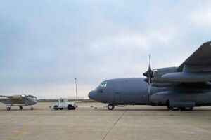 L&rsquo;avion cargo sans équipage Lifter Lite de Grid Aero fait son apparition sur la piste aux côtés du C-130