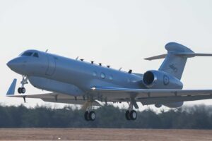 La Royal Australian Air Force prend livraison du premier avion de renseignement et de guerre électronique L3Harris MC-55A Peregrine à Édimbourg