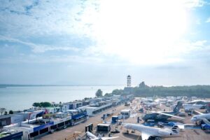 Le salon aéronautique de Singapour attire un nombre record de 65 000 visiteurs professionnels alors que les commandes et les annonces de défense marquent la dixième édition