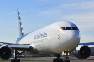 La FAA va exiger des inspections des rails de chargement du 767F suite à la découverte de « matériaux suspects »