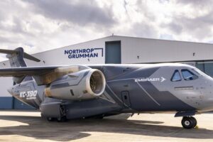 Le démonstrateur KC-390 d&rsquo;Embraer sillonne le monde lors d&rsquo;une tournée de vente mondiale