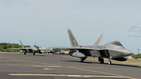 F-22 avec réservoirs de largage externes taxi à Hickam AFB Hawaii c USAF