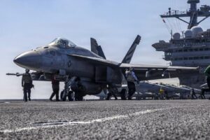 Les États-Unis lancent des frappes aériennes contre l’Iran tandis que Téhéran riposte en attaquant Bahreïn, le Qatar et les Émirats arabes unis.