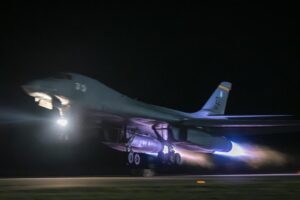 Des B-1B américains frappent des sites de missiles iraniens dans un contexte de conflit qui s&rsquo;élargit