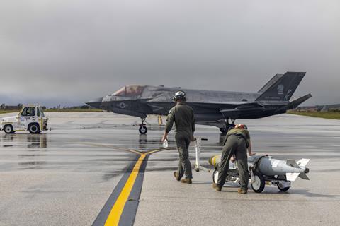 Chargement de bombes GBU-32 sur F-35B c USMC