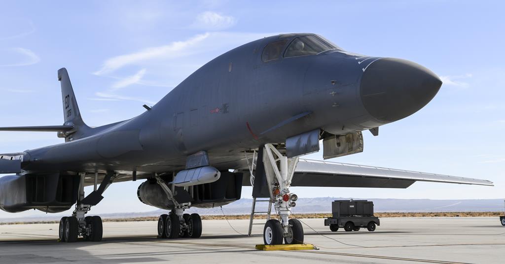 Des bombardiers B-1B de l'US Air Force repérés chargeant des bombes guidées et des missiles de croisière de 900 kg à la RAF Fairford


